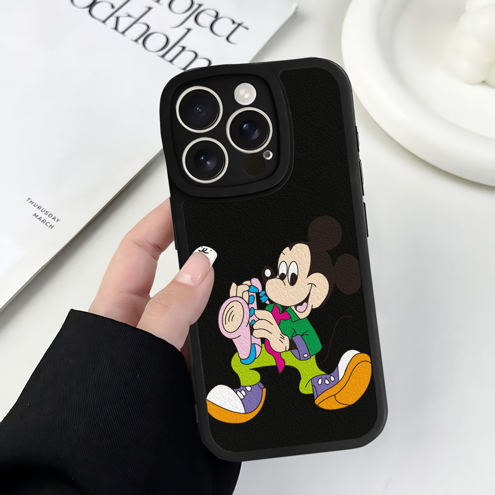 （画像用） ミッキーマウス Mickey Mouse 【iPhone 16シリーズ対応】シリコンスマホケース（レザー調） 材質：シリコン